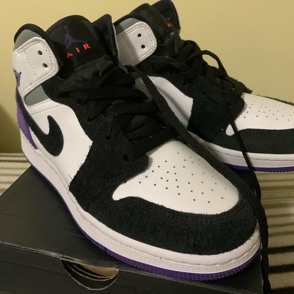 AIR JORDAN 1 Mid SE Purple (GS) - Picture 4 of 5